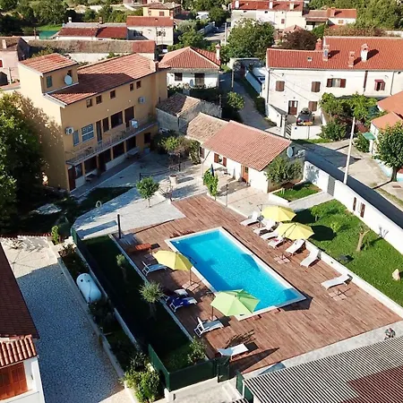 Casa de Férias Xxl-ferienhaus Cokuni Mit Privatem Pool By Interhome